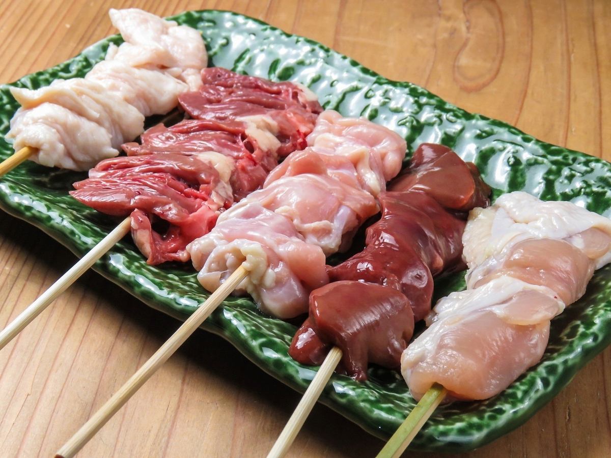 Our charcoal grilled yakitori made with branded chicken is made with great care using the right charcoal and skewering method.