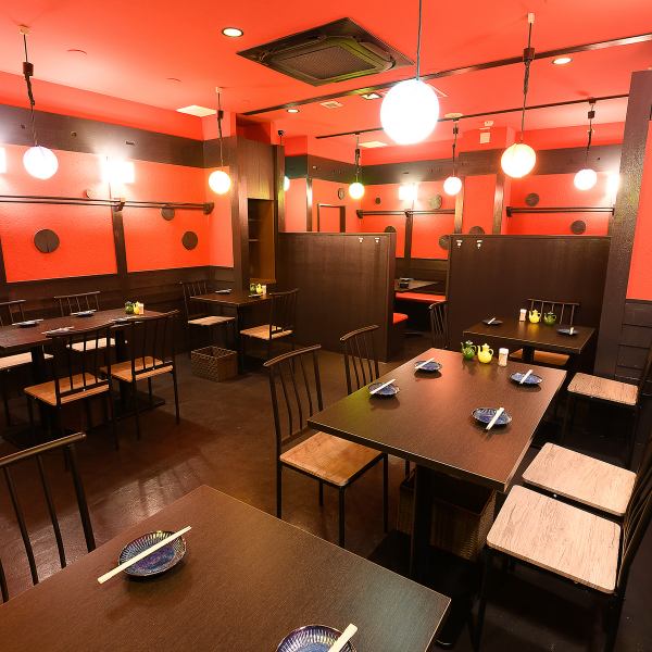 [Chinese Bar Raku◇] The red-based interior gives off a Chinese atmosphere, and the colorful lanterns create a cute photo-perfect interior.In addition, children can safely eat on the sofa seats in the back, so families are welcome as well.We look forward to your visit.