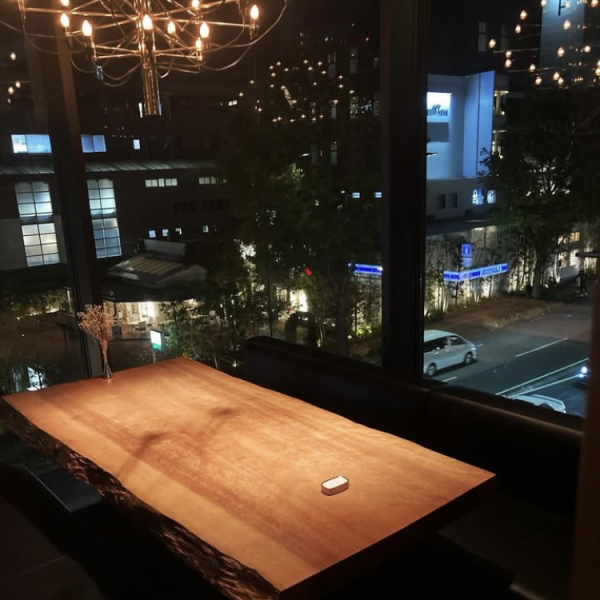 ◆窓際の特等席◆デート・誕生日・記念日におすすめ！落ち着いた雰囲気と照明で上質な空間をご提供。