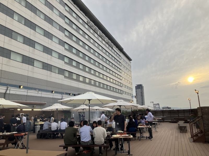 【広々とした解放空間】夜風を感じるホテル7Fの解放的なテラス席です。会社でのご宴会や、同僚・ご友人様との飲み会、ご家族でのレジャーに是非ご利用ください。