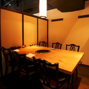 2名様～最大10名様収容のテーブル式個室は会社宴会や友人同士の食事会に最適