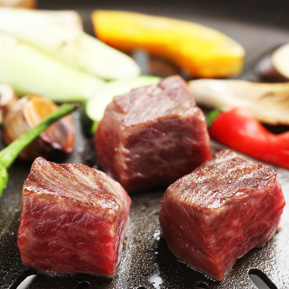 A specialty restaurant where you can enjoy thick-sliced Kuroge Wagyu beef steaks as yakiniku (grilled meat) / all seats are private rooms