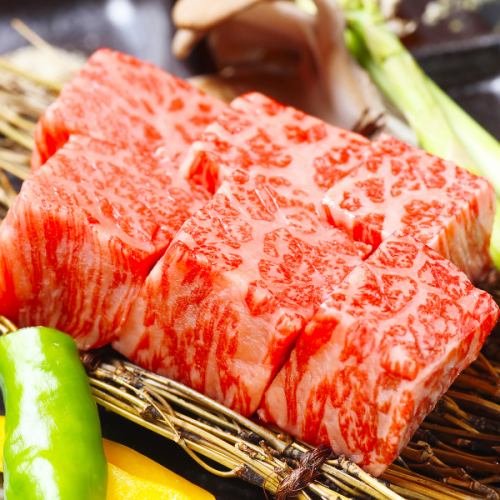 北海道産黒毛和牛を厳選。「賽の目」型に切り付けした厚切り肉をご堪能頂けます