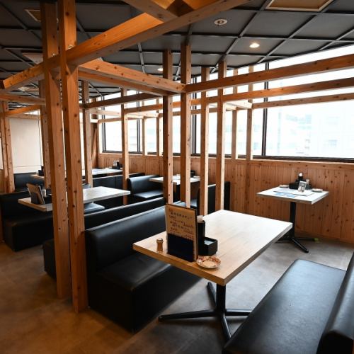 天文館の通りを見下ろしながらお食事をお楽しみいただけるお席もございます♪　お仕事帰りやご友人とのお食事会などの普段使いも、テーブルをつなげてご宴会も大歓迎！【食べ飲み放題/食べ放題/飲み放題/肉/チーズ/サプライズ/誕生日/女子会/個室/天文館】