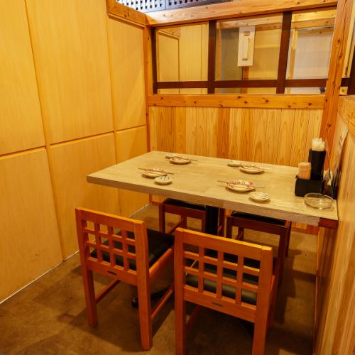 窓際にテーブル席を多数ご用意しています。天文館通りを眺めながら、ゆったりとお過ごしください。デートにもおすすめです！落ち着いて会話やお食事をお楽しみいただけます。人気のお部屋ですので、早めのご予約をおすすめいたします。【食べ飲み放題/食べ放題/飲み放題/肉/チーズ/サプライズ/誕生日/女子会/個室/天文館】