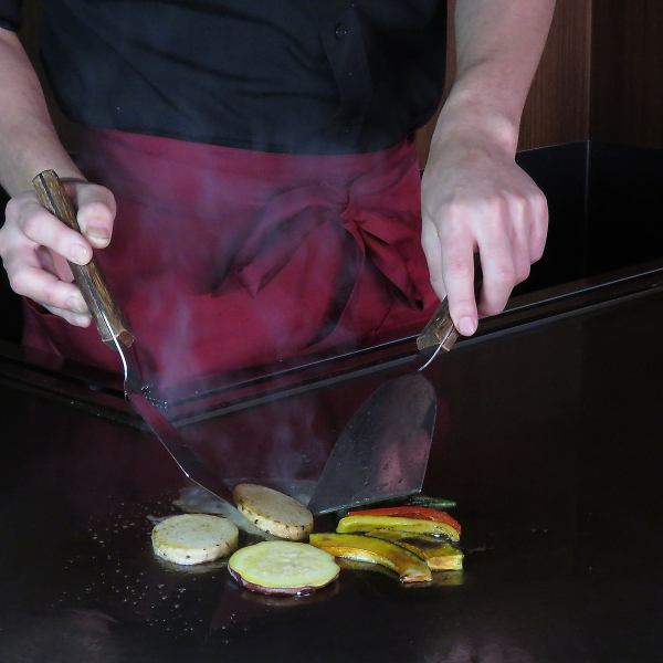 【臨場感のあるカウンター】目の前で焼きあがるジューシーなお肉・新鮮な野菜。こだわりの取り寄せ食材を五感でお楽しみください。【誕生日／記念日／デート/ステーキ／鉄板焼き／接待／肉／ランチ/昼飲み】