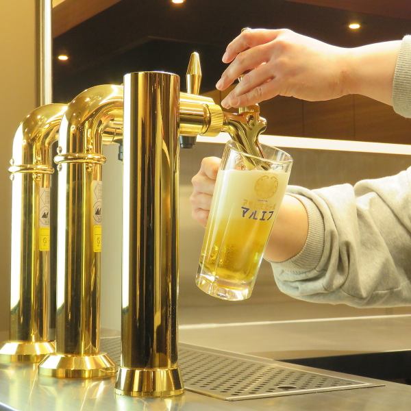 【ドリンクカウンター】入ってすぐにドリンクカウンターがありますので、お席を待っていただいている間に軽く1杯も？！【誕生日／記念日／デート/ステーキ／鉄板焼き／接待／肉／ランチ/昼飲み】