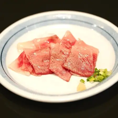 広島名物　炙りコウネ刺し