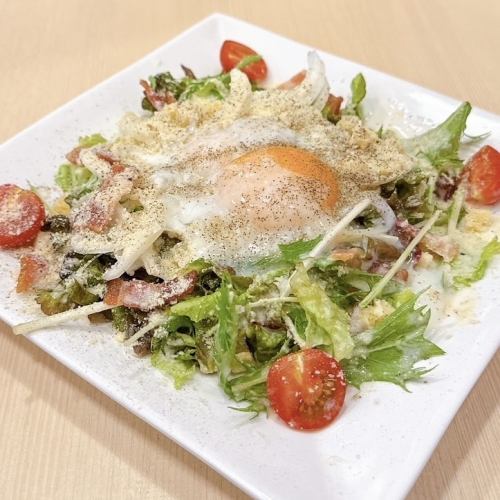 チーズたっぷり温玉シーザーサラダ