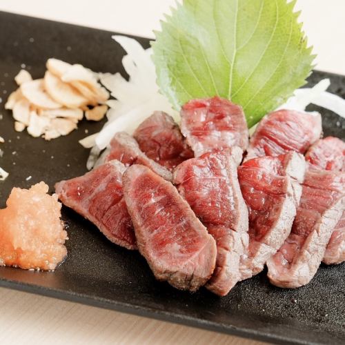 国産黒毛和牛のタタキ