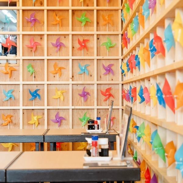 一歩足を踏み入れれば、そこは笑顔と活気があふれるお祭り空間!当店ではお食事だけでなく、スタッフや仲間と一緒に楽しめるゲームもご用意しております。料理とお酒を囲みながら、ワイワイと賑やかに過ごすひとときは、日頃の疲れを吹き飛ばしてくれます。最高にエキサイティングな夜をお過ごしください!