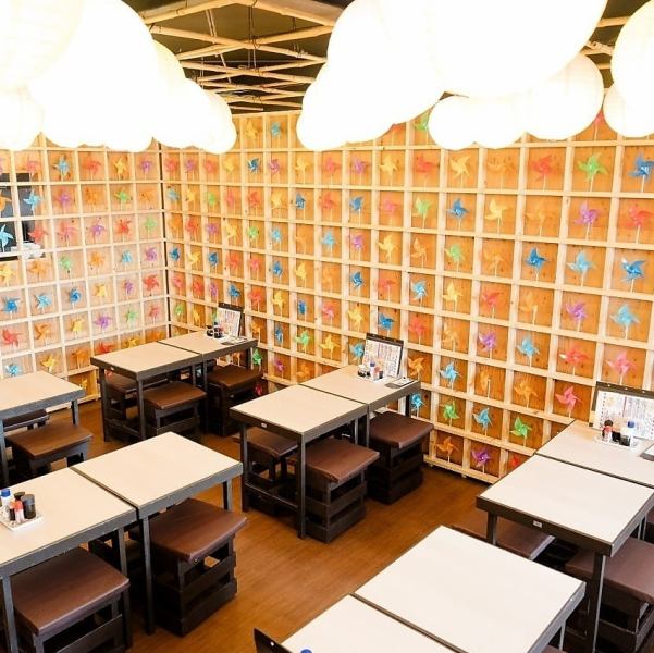 愛煙家の方に嬉しいお知らせ!当店は全席で加熱式たばこの使用が可能です。お席を立つことなく、お食事やお酒を楽しみながらリラックスした時間をお過ごしいただけます。