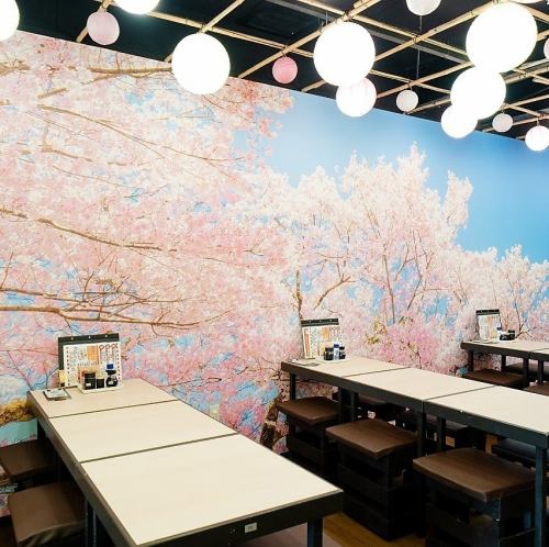 【貸切】壁画をバックに最高の思い出を。賑やかな集まりは当店にお任せください!華やかな桜や風車の壁画をバックに、わいわいとにぎやかに宴会をするのはいかがでしょうか!大人数でのご利用は当店の貸切がおすすめです◎会社宴会や同窓会・歓迎会・送別会など、団体での集まりにぜひご活用ください!