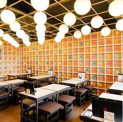 鮮やかな桜の壁画や色とりどりの風車