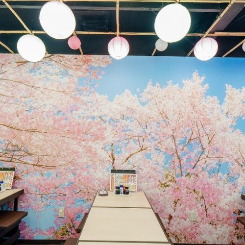 【半個室席:6名様×5席】すだれで仕切られた、半個室風のプライベート空間。各席をすだれで仕切ることで、プライベート感たっぷりの「半個室風」の空間に仕上げました。周囲の視線を気にせず会話を楽しめるため、グループでのご宴会や親睦会などに最適です。仲間同士で賑やかなひとときをお過ごしください!