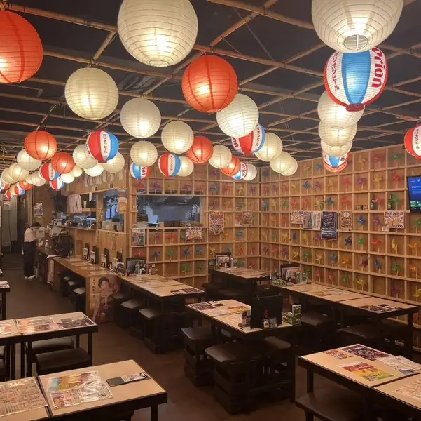 愛煙家の方に嬉しいお知らせ！当店は全席で加熱式たばこの使用が可能です。お席を立つことなく、お食事やお酒を楽しみながらリラックスした時間をお過ごしいただけます。