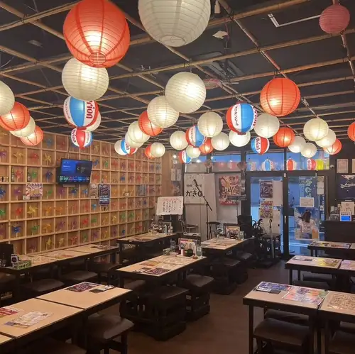 【貸切】壁画をバックに最高の思い出を。賑やかな集まりは当店にお任せください!華やかな桜や風車の壁画をバックに、わいわいとにぎやかに宴会をするのはいかがでしょうか!大人数でのご利用は当店の貸切がおすすめです◎会社宴会や同窓会・歓迎会・送別会など、団体での集まりにぜひご活用ください!