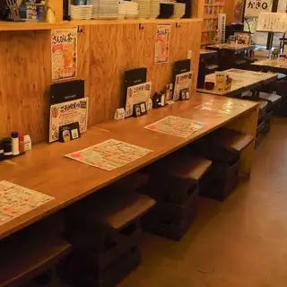 【カウンター席:4席】調理シーンを眺められる特等席!デートなどのご利用にも。横並びで座れる特等席、カウンター席を新設いたしました!お料理ができあがるのを眺めながら、当店名物のメニューやドリンクをお楽しみいただけます。デートや2名様でのちょい飲みなどにもぴったりです◎ぜひお気軽にご利用ください。