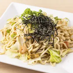 富含蔬菜的海鲜盐冲绳炒面
