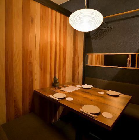 The interior of the store is based on Japanese paper lighting and wood grain, and has an adult atmosphere with jazz.