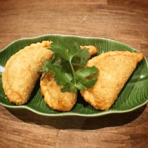 カリーパフ（マレー風カレーパイ）