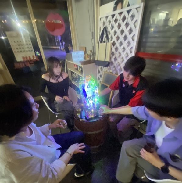 おひとり様大歓迎のカウンター席がございます！スタッフとおしゃべりを楽しむことのできるカウンター席は、仕事帰りの一杯やサクッと飲みたい時にぴったり♪お手頃価格のお食事やお酒をご用意しておりますので、お気軽にご来店ください◎美味しいお料理とお酒でお腹も心も満たされるひとときを☆