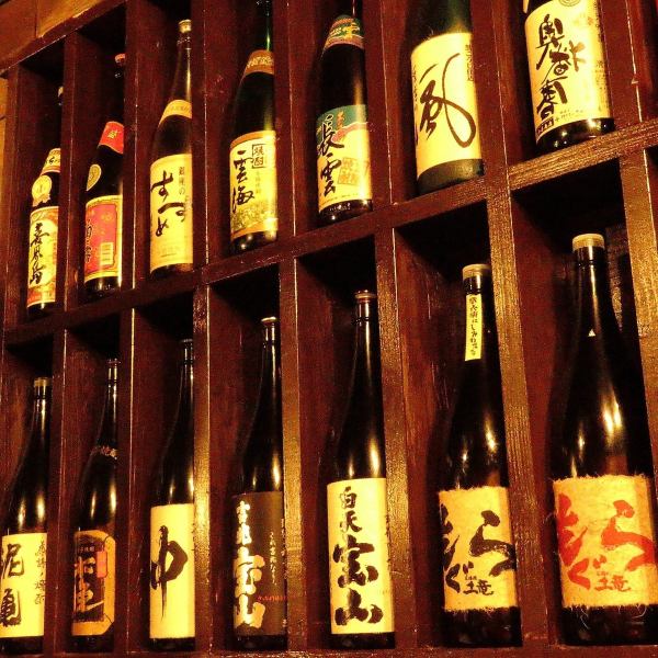 【少人数でレトロ個室　雰囲気もお楽しみ頂けるテーブル席】仕事終わりのサク飲み・仲間との幸せなひと時を…レトロな雰囲気の店内でゆったりとお寛ぎ下さい　全国各地の日本酒をおよそ６０種類取りそろえております！