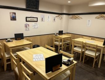 シンプルで温もりのある木のテーブルが心地良い空間。旬の食材を使った料理と、厳選された日本酒をごゆっくりご堪能ください。