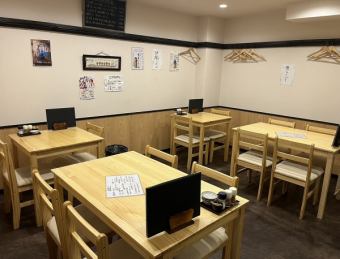 落ち着いた雰囲気のテーブル席は家族や友人とのお食事に最適。こだわりの逸品とお酒を楽しみながら和やかな時間をお過ごしください。