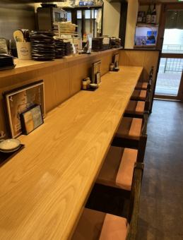 お一人様から気兼ねなくご利用いただけるカウンター席をご用意しております。店主との会話も楽しみながらごゆっくりお過ごしください。