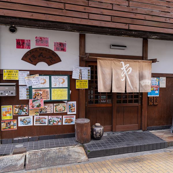 【徳庵駅からすぐ♪】ＪＲ片町線徳庵駅西口より徒歩約1分の好立地！お仕事終わりに一杯いかがですか？素敵な店内で癒しの時間をお過ごしいただけます。自慢の焼鳥盛り合わせとビールで乾杯★こだわりの一品料理も多数ご用意しております。