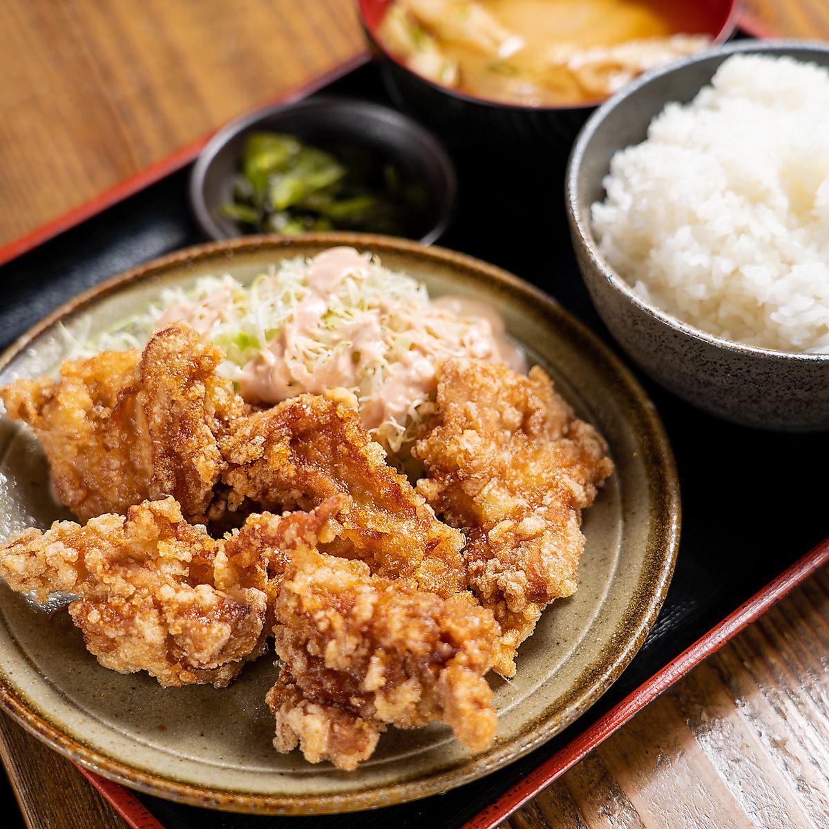 ランチタイムの丼ものや定食メニューも種類豊富にご用意！