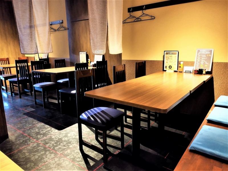 有桌席和吧台席，每个座位都很宽敞，可以放松地享用美食！！我们有宽敞的空间供客人放松。
