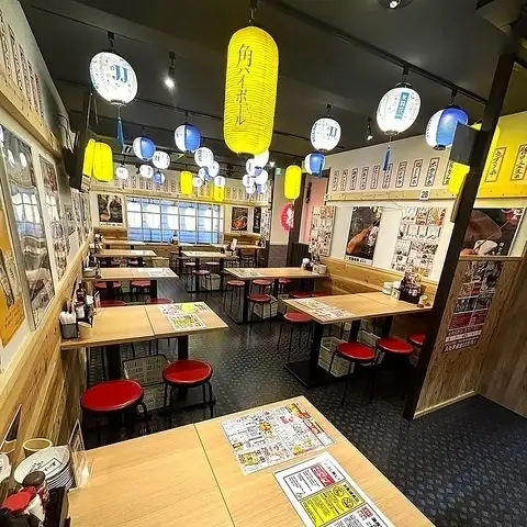 【駅チカ好立地の大衆酒場】気軽に立ち寄れて、どこか懐かしい居心地の良さが魅力です。おいしい料理と元気なスタッフとの会話で、楽しいひとときをお楽しみください！！ご注文、おかわりはもちろん『あいよっ！』♪♪♪
