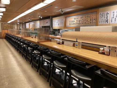 Our proud sushi counter has 22 seats lined up in a row! We also accept reservations.