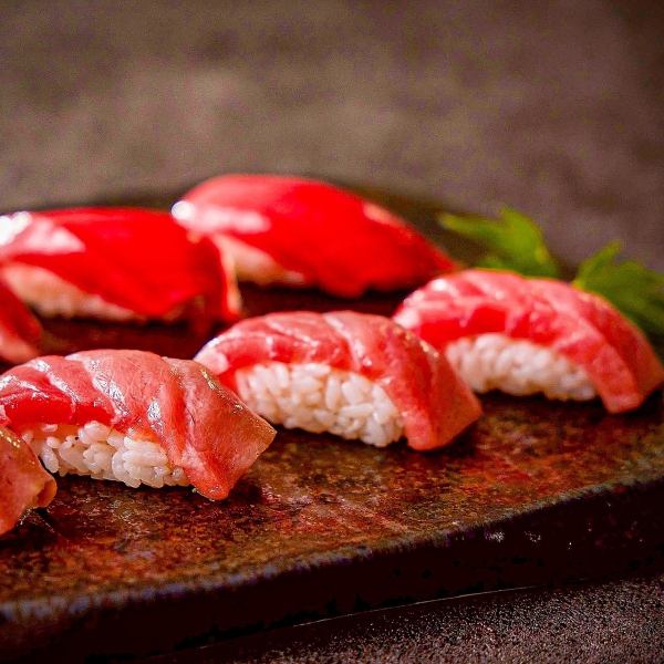 [Each sushi is carefully prepared by a skilled chef] We use fresh ingredients delivered directly from the market to provide delicious sushi that melts in your mouth.