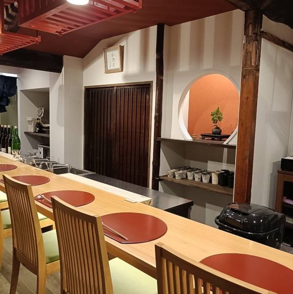 【和のひとときを満喫】落ち着いた雰囲気の店内で、パーテーションで仕切られた半個室が心地よいプライバシーを提供します。特別な日やお祝い事に最適なこの空間では、和の味わいを大切にした御食事を楽しみながら、思い出深いひとときを過ごせます。