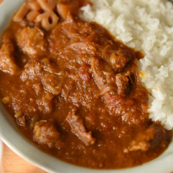 【牛すじを贅沢に使用◎】おでん出汁ちょこっと牛スジカレー 750円(税込)