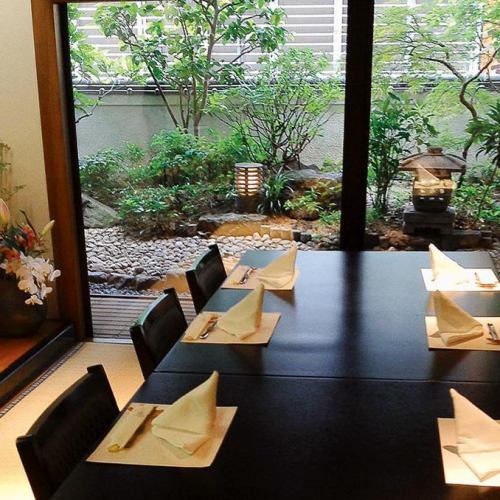 [Room with garden view on the 3rd floor] Can be used by a large number of people.In addition to chair seats, we also have tatami rooms available to suit the occasion.In addition, the Kaiseki ``Kani Suki'' is served in a single-person hot pot, so you can enjoy it at ease at a banquet table.Please use it by all means.