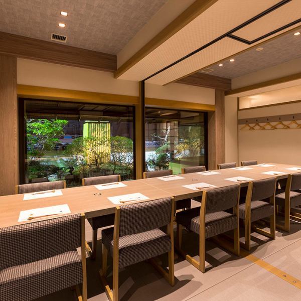 [Safe and secure banquet in a private room] We have spacious seats that are ideal for banquets.There are also chairs where you can eat while in a wheelchair.The kaiseki course, which includes our signature dish "Kanisuki", is served in a small pot for one person, so it can be used safely at banquets.All the staff are looking forward to your visit.
