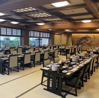 [4th floor hall] Can accommodate up to 80 people with tatami seating.It can accommodate up to 50 people with chairs.We can accommodate a wide range of events, from company banquets to private gatherings such as reunions.We offer various courses such as "Kani Suki" and "Kani Kaiseki".Please use it by all means.