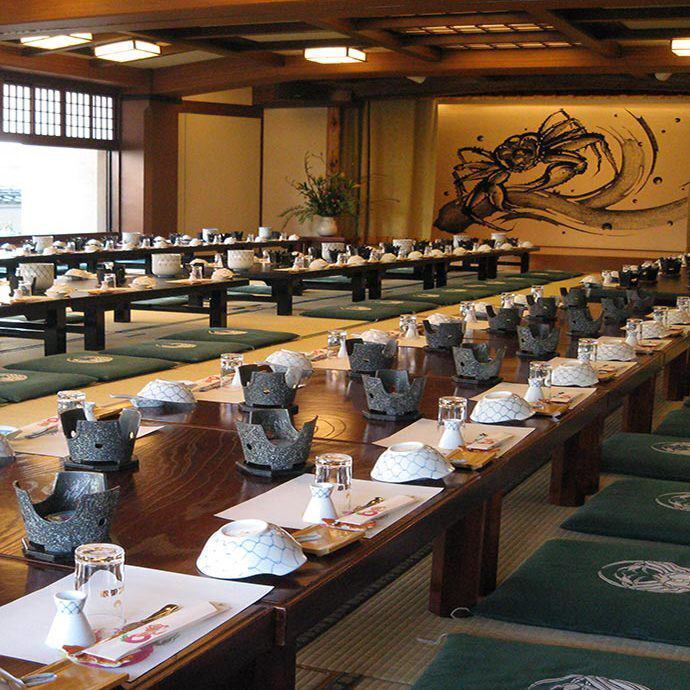 5 minutes from the station.Enjoy crab dishes in a large banquet hall that can accommodate up to 80 people.