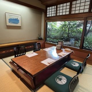 【3階 部屋 堀席】お庭が見えますので、個室でありながらも開放的な雰囲気。趣のあるお部屋は華やかな女子会にオススメです。盛付けにもこだわった様々なカニ料理をご堪能いただける「かに会席」をご用意。周りを気にせずお喋りとお食事をお楽しみください。