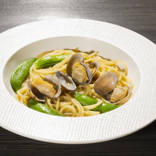 Garibata soy sauce with clams and snap peas