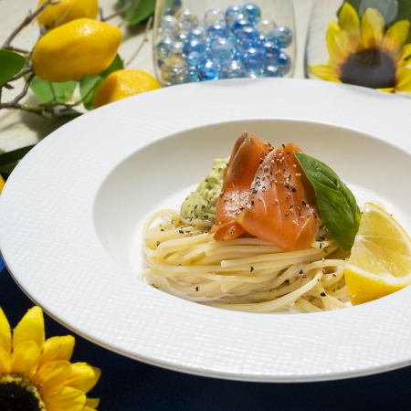 スモークサーモンとワカモレのパスタ・リモーネ