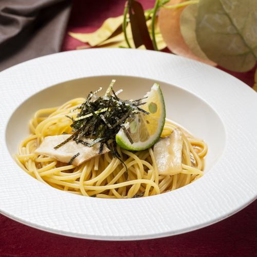 おだしが美味！松茸土瓶蒸し風パスタ　かぼすを添えて