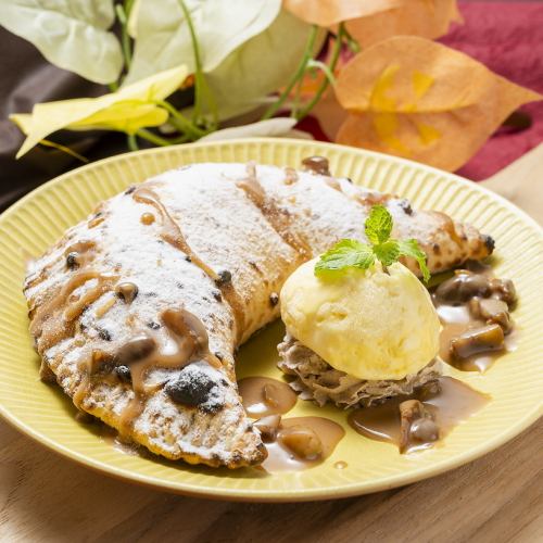 マロンクリームのクレシェンテ　バニラアイス添え