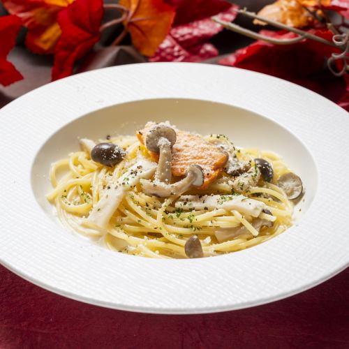 【期間限定メニュー】秋鮭ときのこのボスカイオーラ　北イタリア風