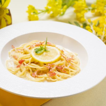 バジル香る　カプリ島で食べたレモンクリームパスタ