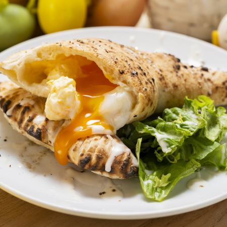 いろんな玉子を包んだ ピッツァ・エッグハント